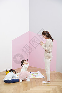 墙发笔迷笛绘画妈妈女儿韩国人图片