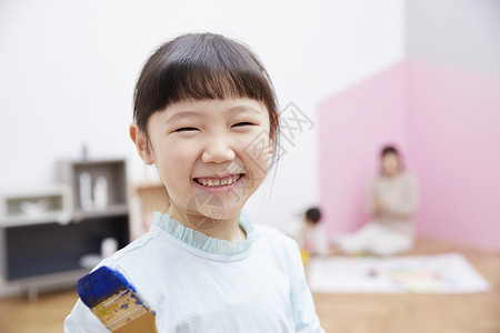 快乐绘画的小女孩图片