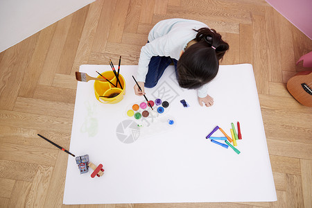 发笔趴在地上画画的小孩背景