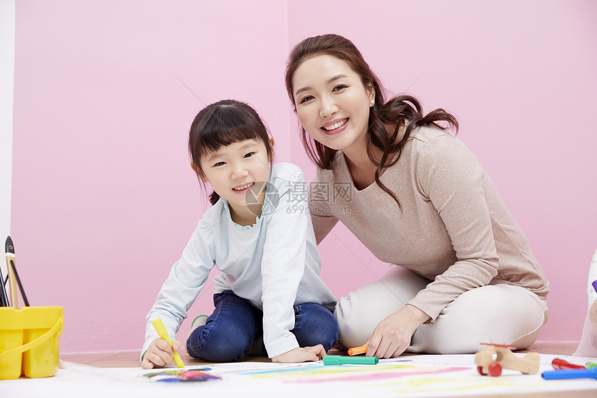 妈妈陪伴女儿绘画图片