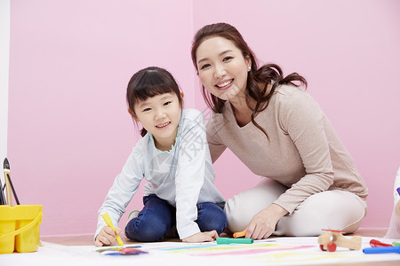 妈妈陪伴女儿绘画图片