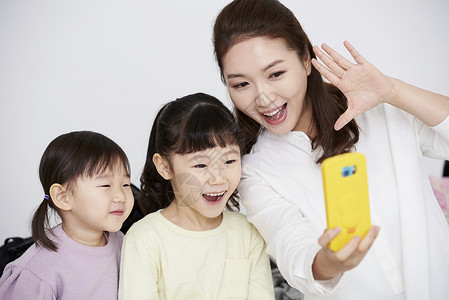 手机在内半身像住房生活家庭母亲女儿韩国人图片