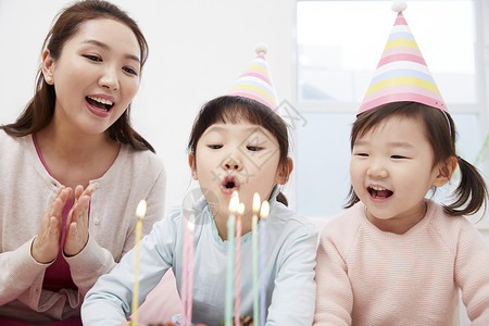 妈妈陪伴女儿过生日图片