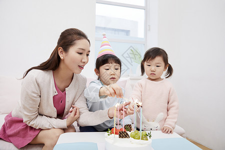 妈妈陪伴女儿过生日图片