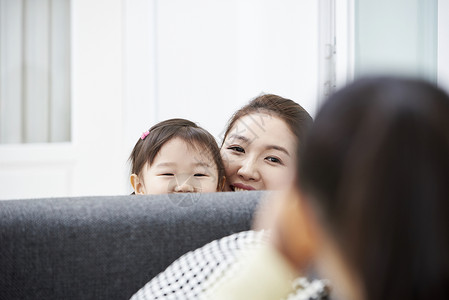 在一起选择聚焦椅子住房生活家庭母亲女儿韩国人图片