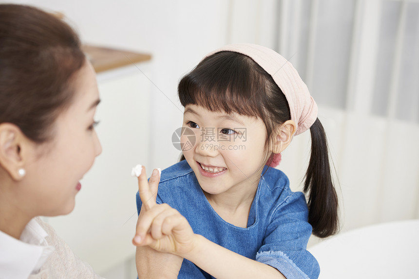 鲜奶油打破在一起烹饪母亲女儿韩国人图片