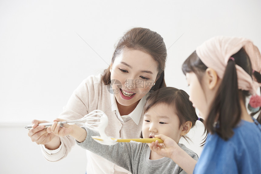 妈妈居家教孩子制作蛋糕图片