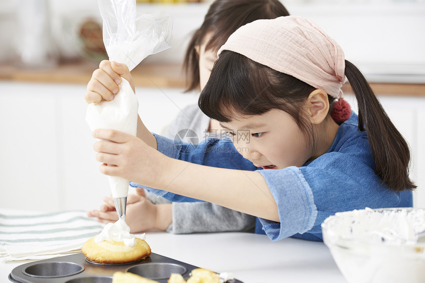 家庭幸福烹饪的女孩图片