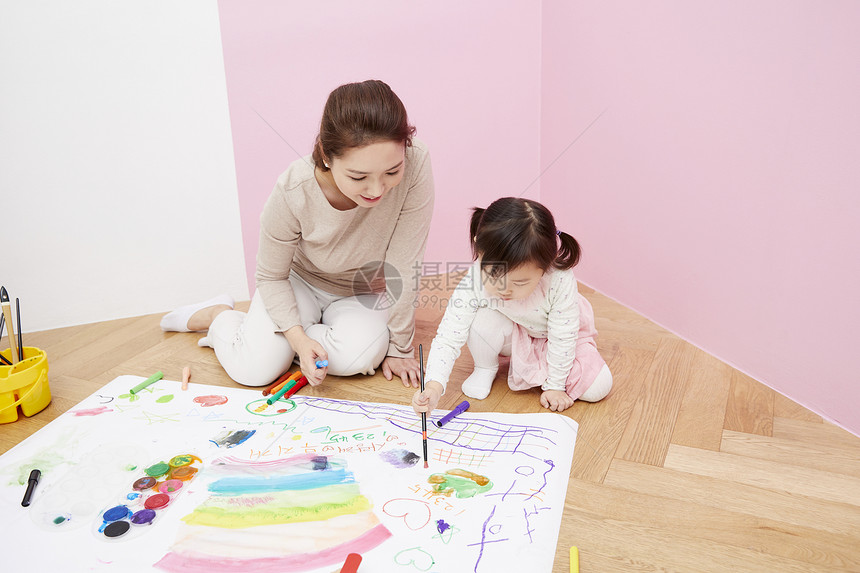 成人毛笔成年女子绘画妈妈女儿韩国人图片