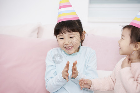 幸福沙发上的女孩过生日图片