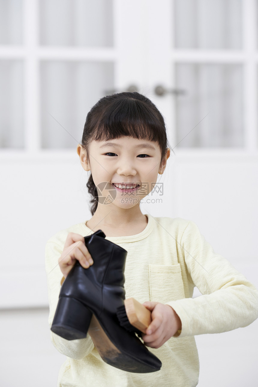 做家务擦皮鞋的小女孩图片