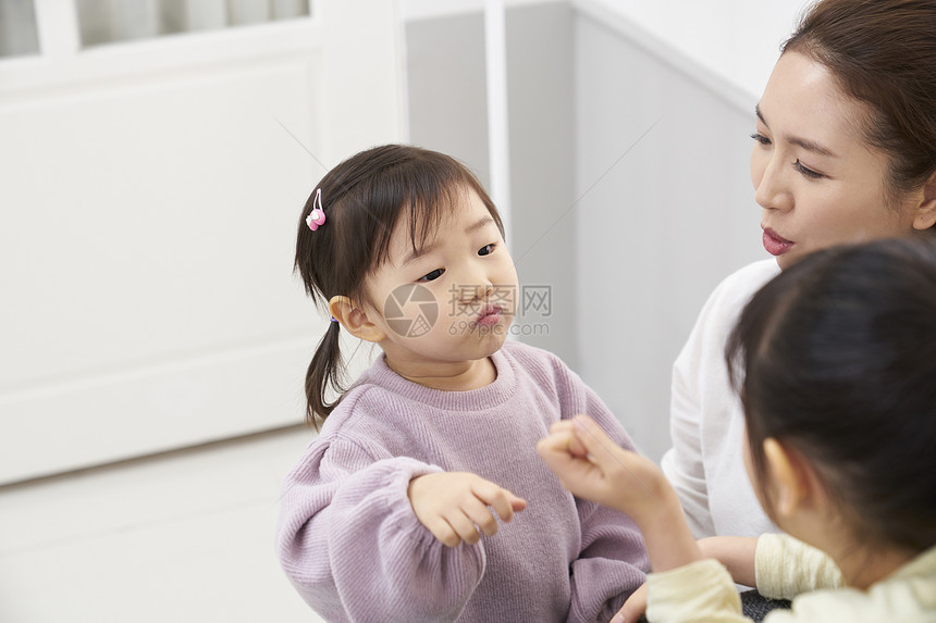 幸福的妈妈和女儿图片