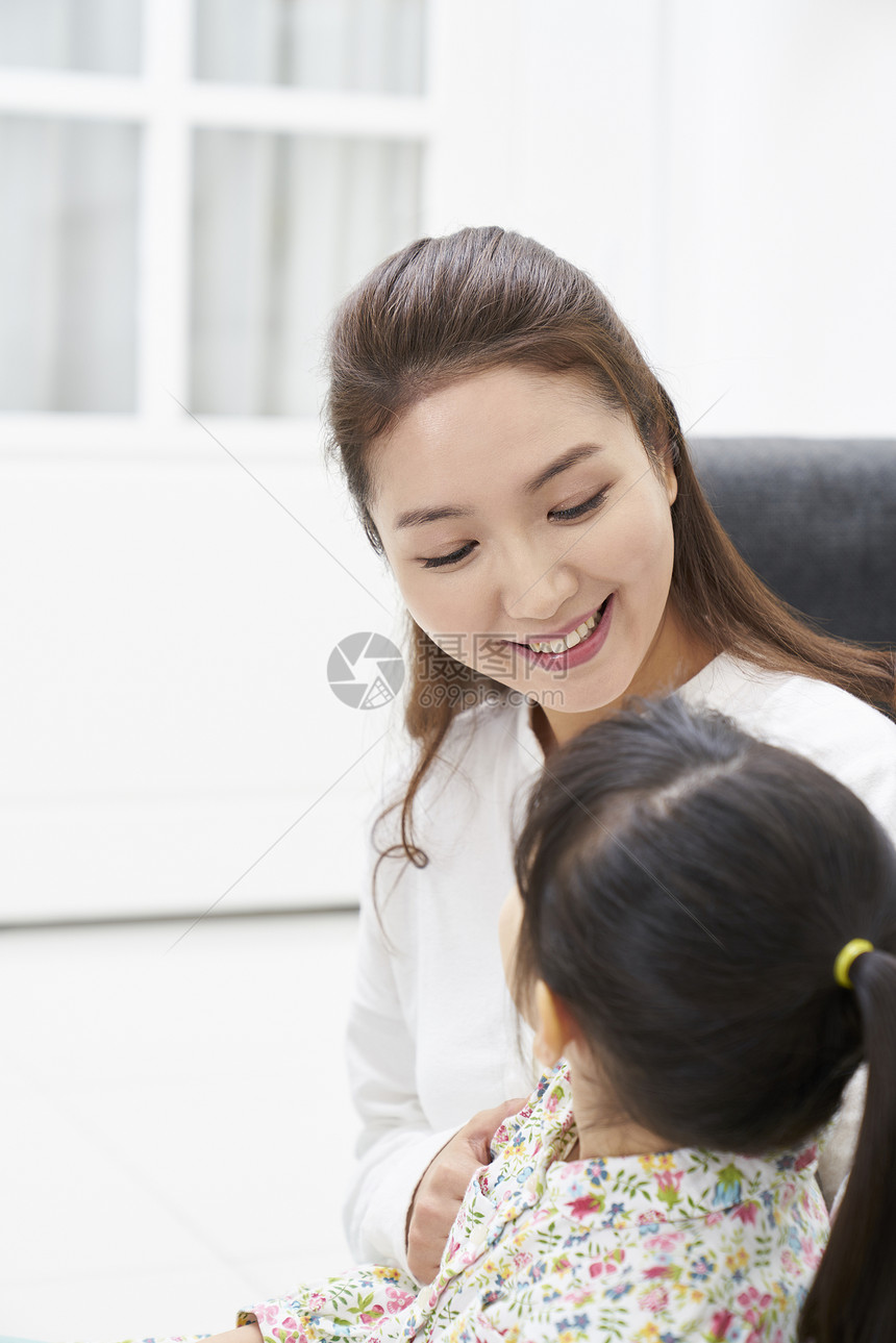 妈妈和女儿一起玩耍图片