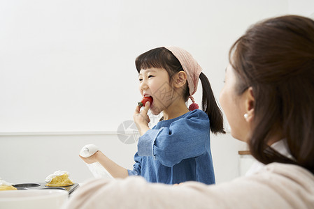 吃草莓的可爱女孩图片