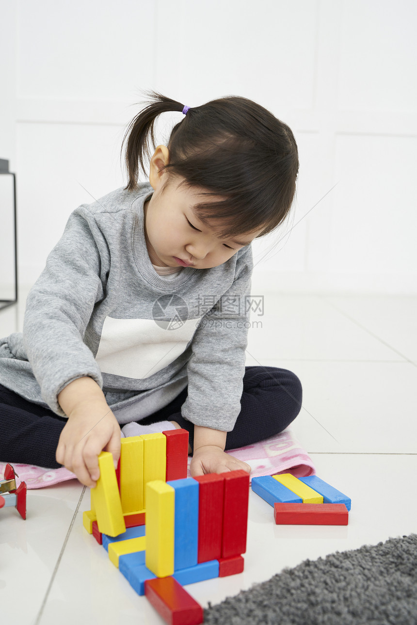 住房生活儿童玩积木图片