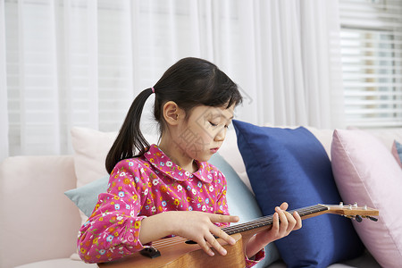 住房生活的女孩弹吉他图片