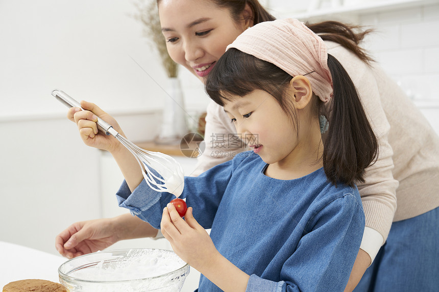 家里帮妈妈做饭的小女孩图片