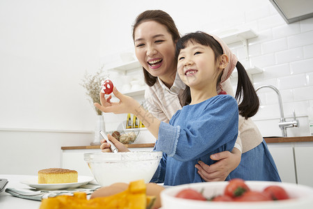 家里帮妈妈做饭的小女孩图片