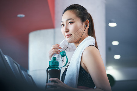 运动装少女肌肉练习健身房跑步机的女人图片