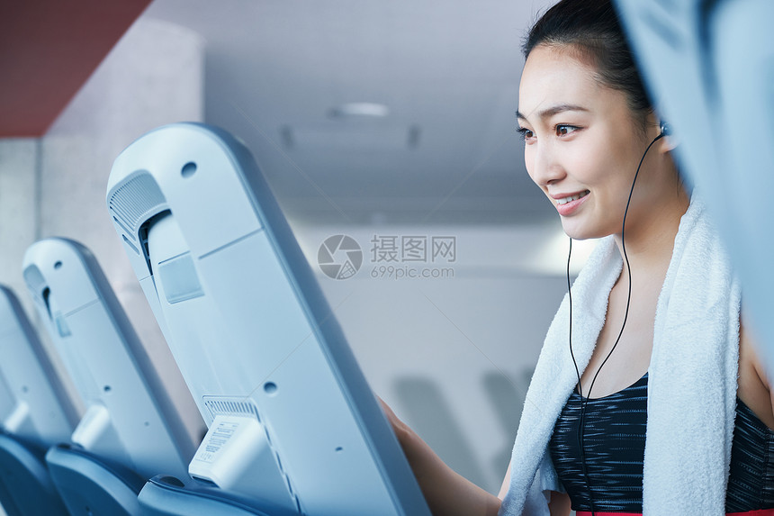 身体护理亚洲文稿空间健身房跑步机的女人图片