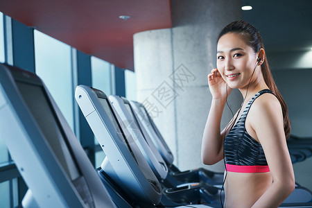 健身房跑步机的女人图片