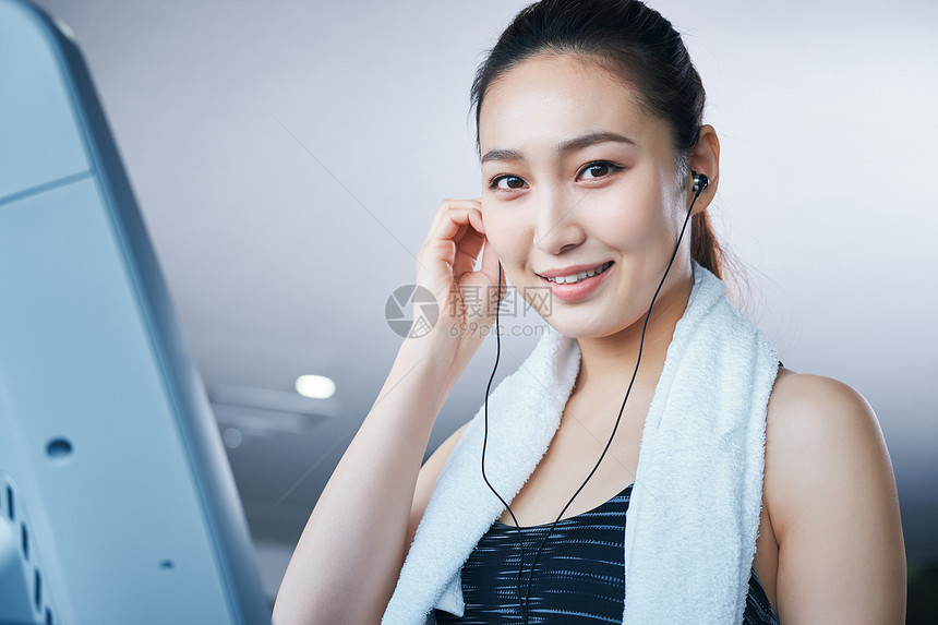 跑步机上听音乐的女人图片