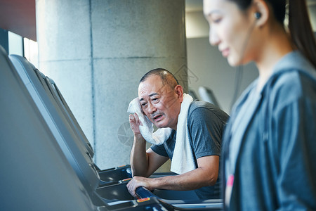 中年人健身房跑步疲劳图片