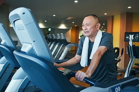 人类上半身训练健身房跑步机老人图片