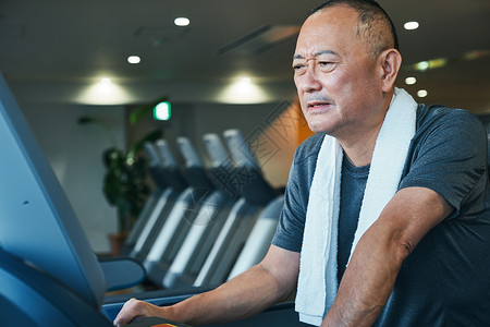 胸像男子日本人健身房跑步机老人图片