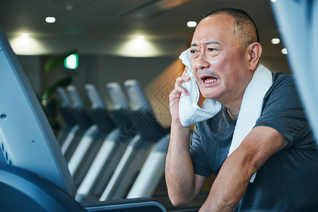 胸像奔跑室内健身房跑步机老人图片