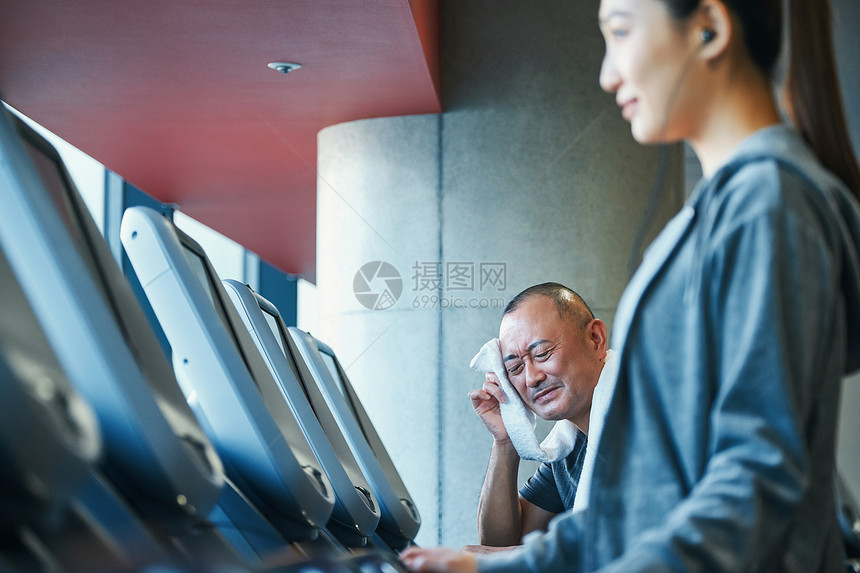 中年男性健身房跑步劳累图片