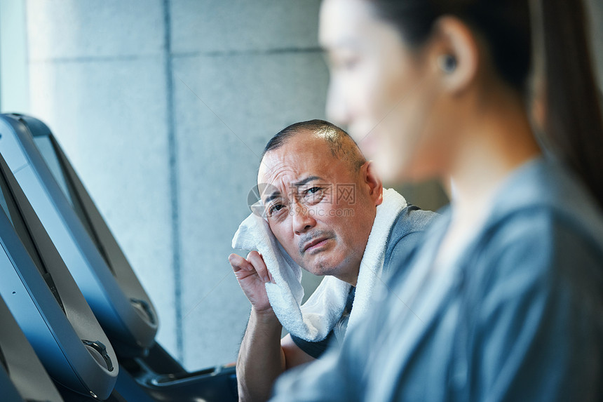 中年男性健身房跑步劳累图片