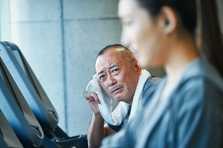 中年男性健身房跑步劳累图片