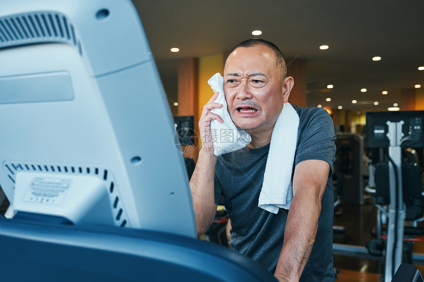 健身房健身的老人图片