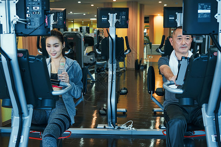 健身房训练有氧运动的人们图片