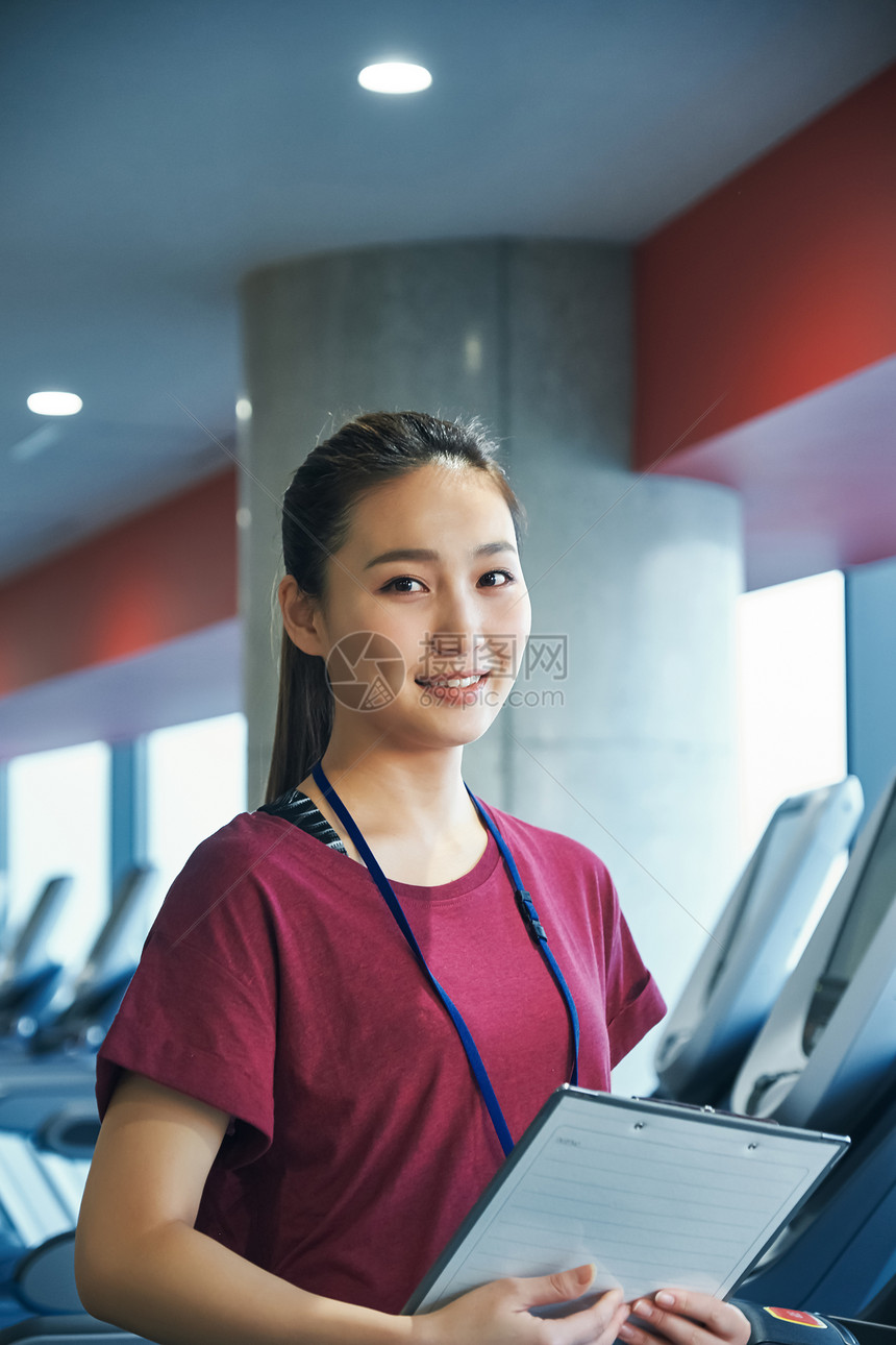 运动俱乐部健身的女教练形象图片