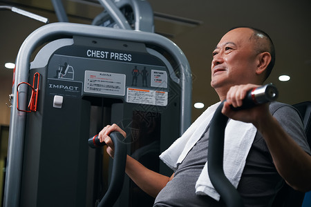 健身房健身的老人背景图片