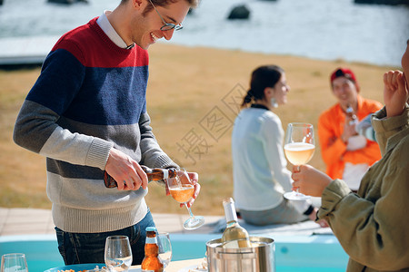 嘉年华度假酒店在海边放松喝酒图片