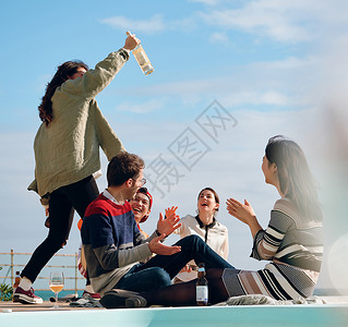享受海边聚会的年轻人酒高清图片素材