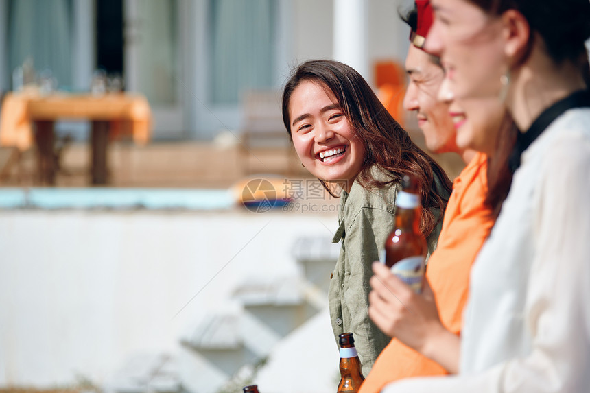 男人和女人在海边享受聚会图片