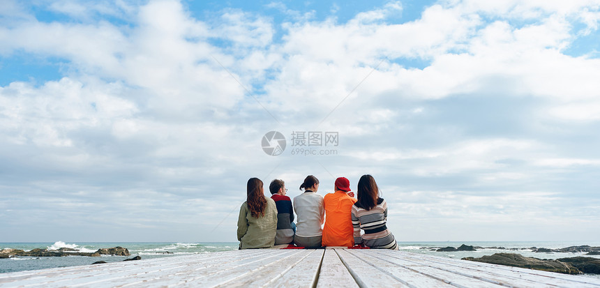 假日男人和女人在海边享受聚会图片