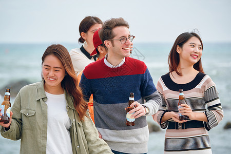 海岸边聚会派对的青年男女喝酒伙伴高清图片素材