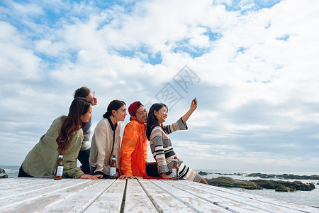 男人和女人在海边享受聚会图片