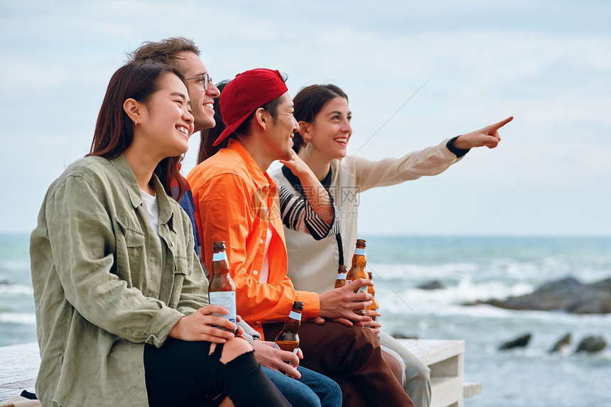 户外观光男人和女人在海边享受聚会图片