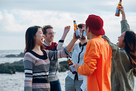 祝酒放松男人和女人在海边享受聚会旅游高清图片素材