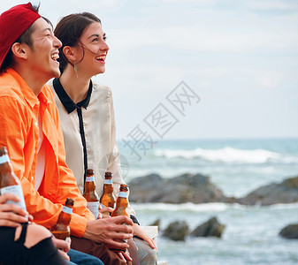 男人和女人在海边享受聚会酒高清图片素材