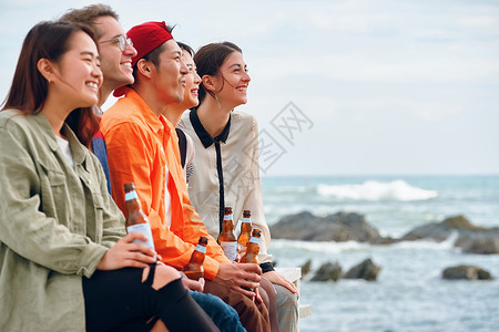 男人和女人在海边享受聚会放松的高清图片素材