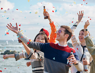 男人和女人在海边享受聚会旅游胜地高清图片素材