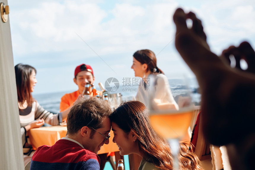 室外男人和女人在海边享受聚会图片