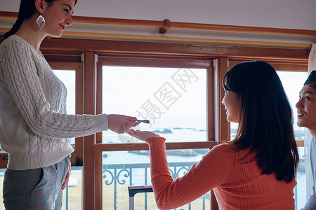 开心的女子接过钥匙住宿图片